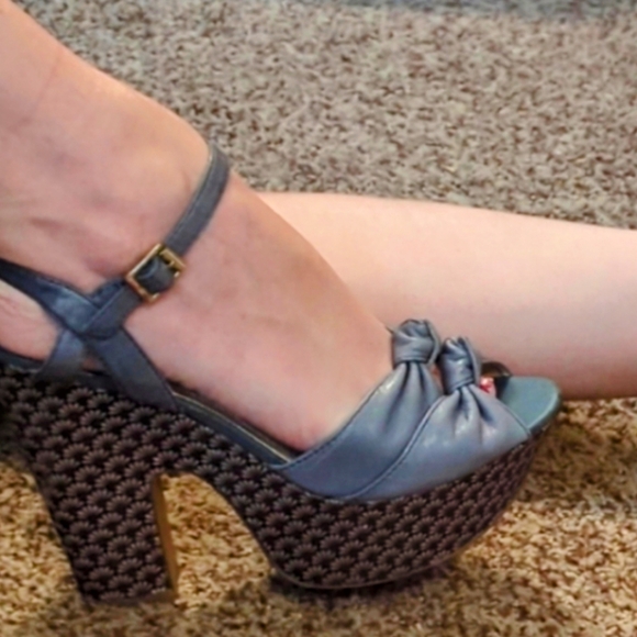 Cutest sunflower heels Report Shoes 💕 - Picture 7 of 9